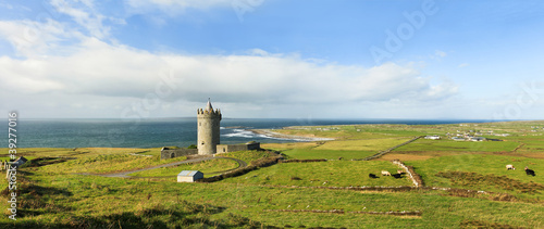 Foto: Panoramic view of Doonagore castle in Ireland. Panoramic view of Doonagore castle in Ireland.