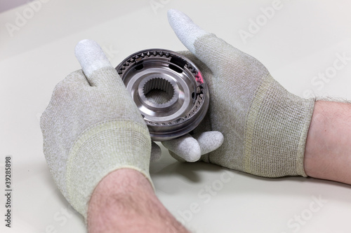 Photo: Visuelle Kontrolle an einem Synchronkörper durch Visuelle Kontrolle an einem Synchronkörper durch