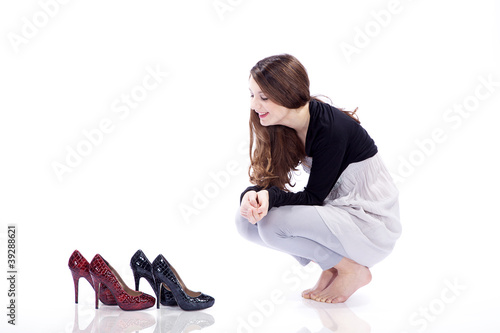 Foto: Junge Dame mit edlen Schuhen blickt hin und freut sich Junge Dame mit edlen Schuhen blickt hin und freut sich
