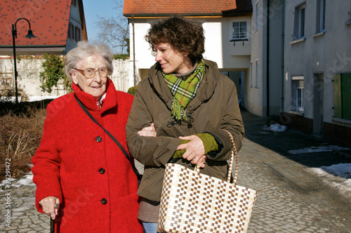 Photo: Einkaufen mit Betreuerin Einkaufen mit Betreuerin