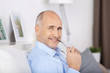 sympathischer mann in seiner wohnung