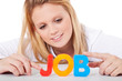Junge Frau bildet das Wort Job