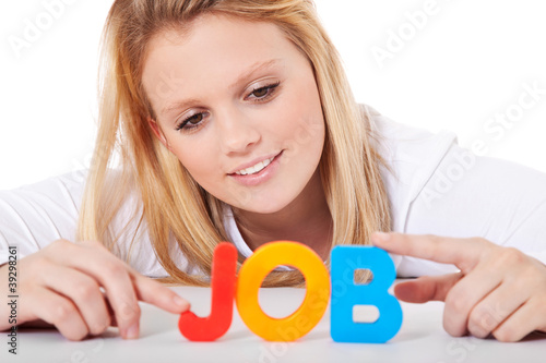 Foto: Junge Frau bildet das Wort Job Junge Frau bildet das Wort Job