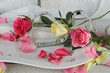 Einladung zum romantischen Essen mit Herzen und Rosen