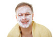 Foto: Mann mit Maske lächelt. Mann mit Maske lächelt.