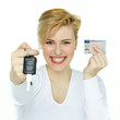 Foto: Young woman showing her driver licence and carkey Young woman showing her driver licence and carkey