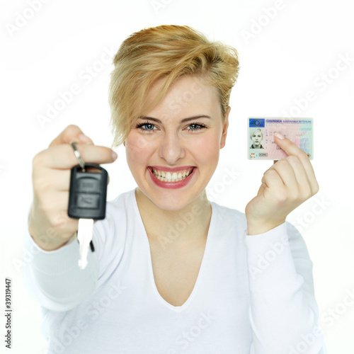 Foto: Young woman showing her driver licence and carkey Young woman showing her driver licence and carkey