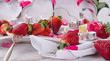 Romantische Einladung mit Rosen, Herzen, Erdbeeren und Kerzen