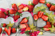 Lust auf Erdbeeren: dekoriert mit Herzen und Sternenfrucht