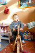 Baby auf einem Schaukelpferd