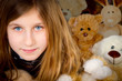Foto: Kind mit Kuscheltieren Kind mit Kuscheltieren