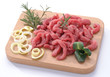 Straccetti di carne rossa sul tagliere