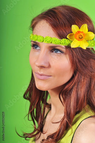 Foto: Portrait of young woman with flower Portrait of young woman with flower