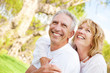 Foto: Mature couple smiling and embracing. Mature couple smiling and embracing.