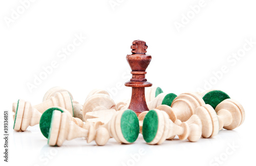 Foto: chess king surrounded by pawns chess king surrounded by pawns