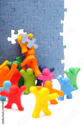 Photo: Zusammen reparieren wir die Puzzlewand Zusammen reparieren wir die Puzzlewand