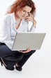 rothaarige frau mit laptop 4