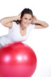 Hübsche junge Frau macht Rücken Übung auf Ball, hoch