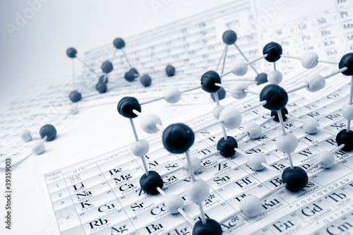 Foto: Periodic table of chemical elements with molecule Periodic table of chemical elements with molecule