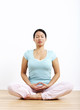 Frau in Meditationshaltung, Hände auf dem Schoß