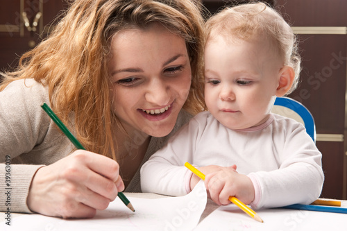 Foto: Mother and daughter drawing Mother and daughter drawing