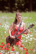 Foto: Mädchen mit Gitarre im Blumenfeld Mädchen mit Gitarre im Blumenfeld