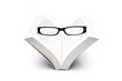 Lesebrille auf Buch