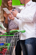 Junges Paar geht zusammen einkaufen im Supermarkt