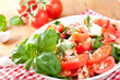 Tomatensalat mit Basilikum und Mozzarella