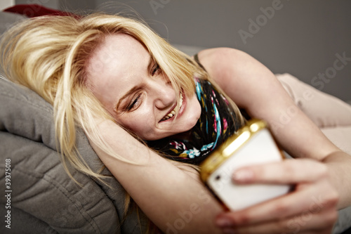 Foto: Junge Frau mit Smartphone Junge Frau mit Smartphone