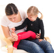 Foto: 1.3.12 Mutter tröstet Mädchen 1.3.12 Mutter tröstet Mädchen