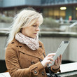 Foto: Nice buisiness women working outdoors with mobile device Nice buisiness women working outdoors with mobile device