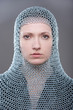 Portrait einer jungen Frau mit Kettenhaube