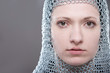 Portrait einer jungen Frau mit Kettenhaube