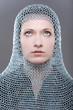 Portrait einer jungen Frau mit Kettenhaube