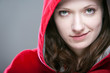 Portrait einer jungen Frau im Rotkäppchenmantel