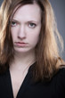 Junge Schauspielstudentin mit intensivem Blick