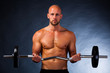 Sportler mit Langhantel beim Bizepstraining