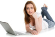 junge frau liegt vor ihrem laptop