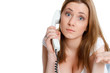 junge frau ratlos am telefon