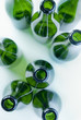 Foto: green bottles of glass above view green bottles of glass above view