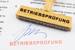 Holzstempel auf Dokument: Betriebsprüfung