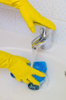Waschbecken wird geputzt