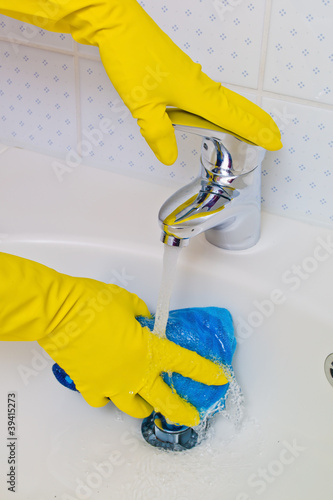 Photo: Waschbecken wird geputzt Waschbecken wird geputzt