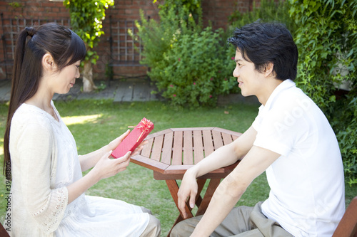 Photo: 男性からプレゼントを受け取った女性 男性からプレゼントを受け取った女性