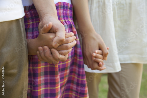 Photo: 手をつないだ親子の手元 手をつないだ親子の手元