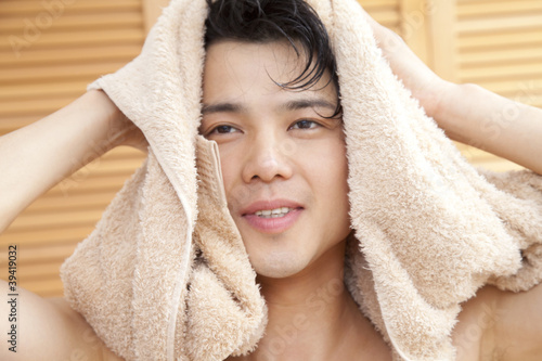 Photo: タオルで頭を拭く男性 タオルで頭を拭く男性