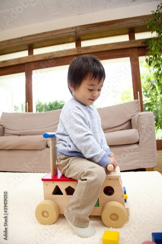 Photo: 手押し車で遊ぶ男の子 手押し車で遊ぶ男の子