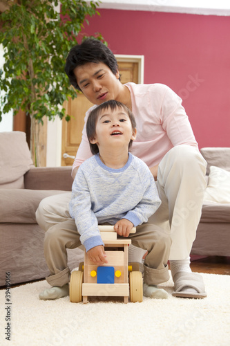 Photo: 手押し車で息子と遊ぶ父親 手押し車で息子と遊ぶ父親