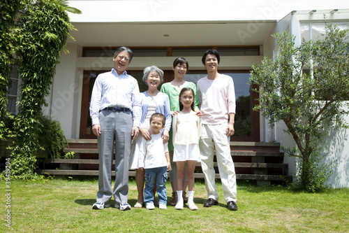 Photo: 庭で微笑む親子3世代 庭で微笑む親子3世代